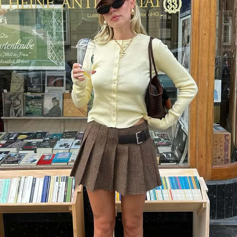 YENKYE 2025 Frauen Leder Schnalle Dekoration Breite Falten Mini Rock Vintage Hohe Taille Büro Elegante Hahnentritt Röcke