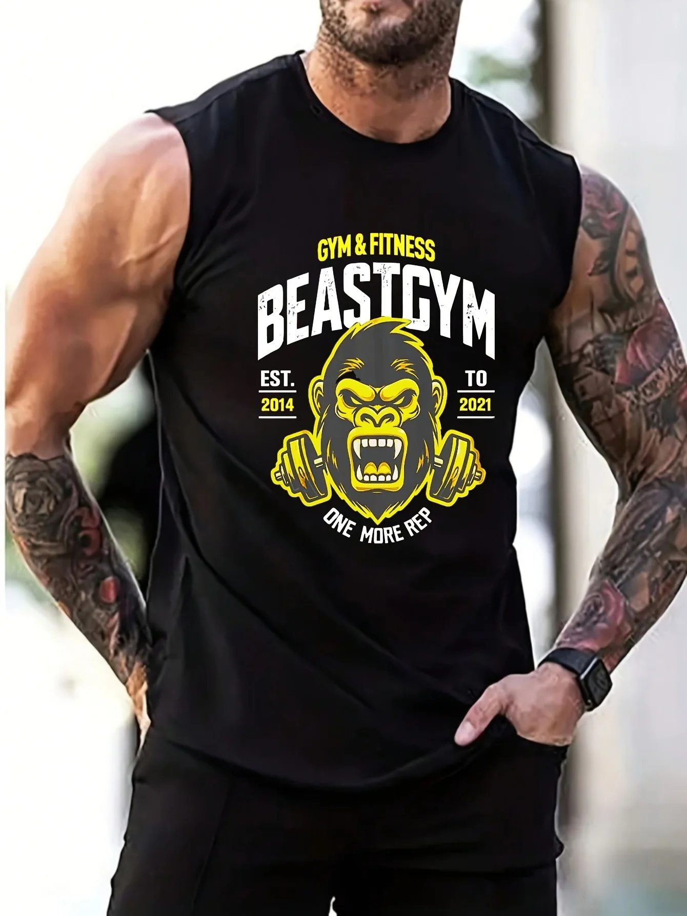 

Мужская фитнес-майка без рукавов с логотипом "BEASTGYM" с изображением гориллы и гантелей, облегающего кроя.