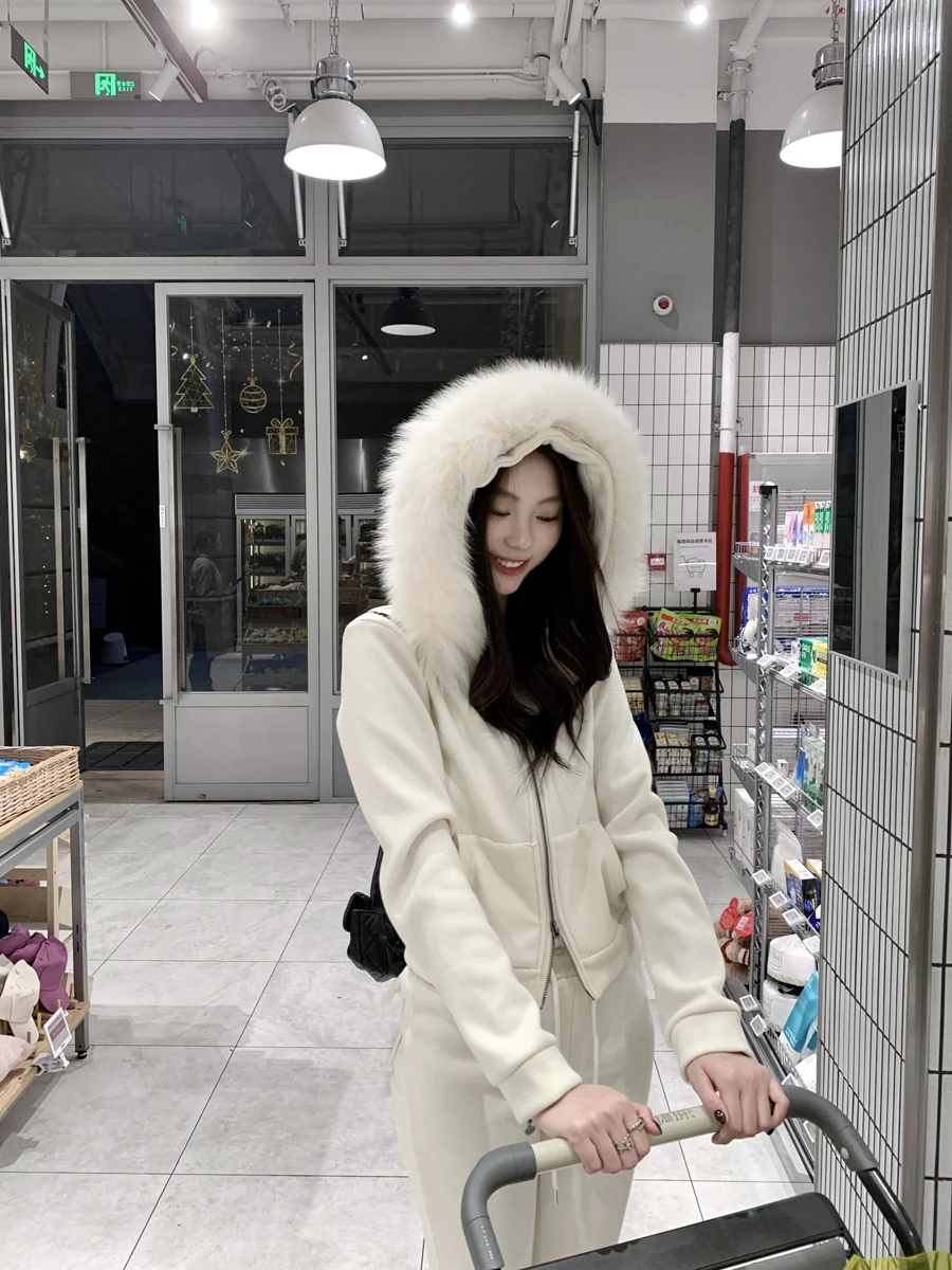 

Новогодний комплект: утепленная куртка с капюшоном и расклешенные брюки с высокой талией. Женский повседневный теплый и комфортный комплект из двух предметов для зимы.