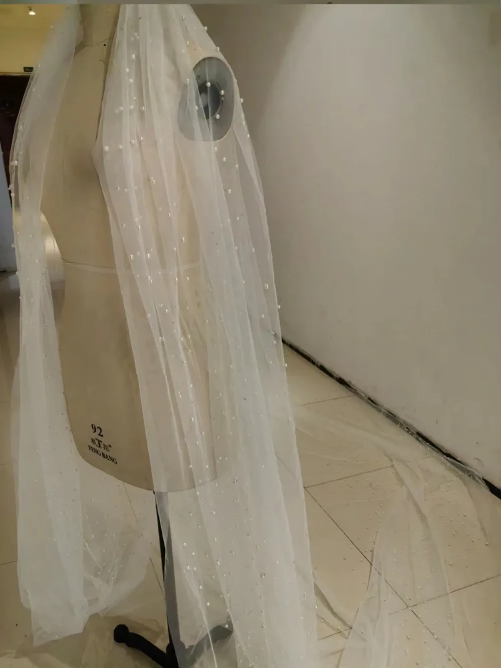 اللؤلؤ طرحة زفاف فاخرة طويلة كريستال مطرز حجاب الزفاف 1T حجاب حفلات الزفاف مع مشط 300*400 مخصص