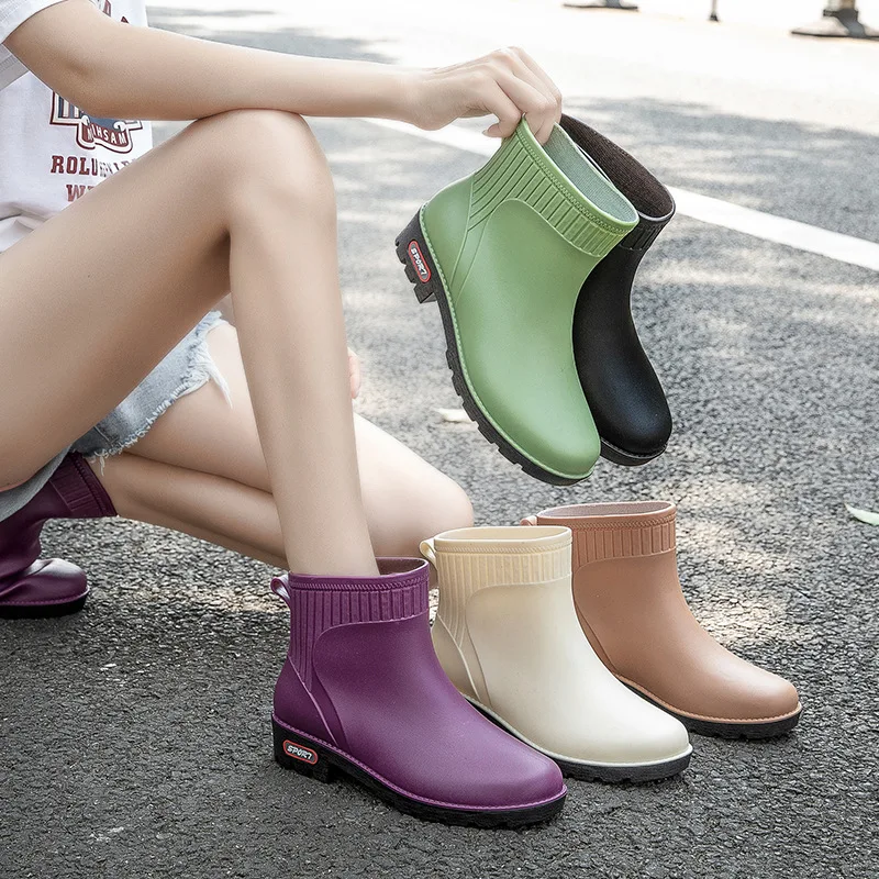 Zapatos de lluvia antideslizantes impermeables para mujer, botas de agua cálidas de terciopelo corto a la moda, botas de goma para la lluvia