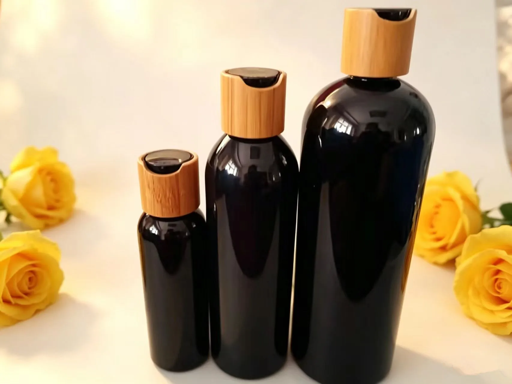 lot-de-10-flacons-noirs-en-plastique-pour-lotion-et-shampoing-avec-bouchon-a-disque-en-bambou-noir-pour-douche-contenances-variees-100ml-150ml-200ml-250ml-300ml-500ml