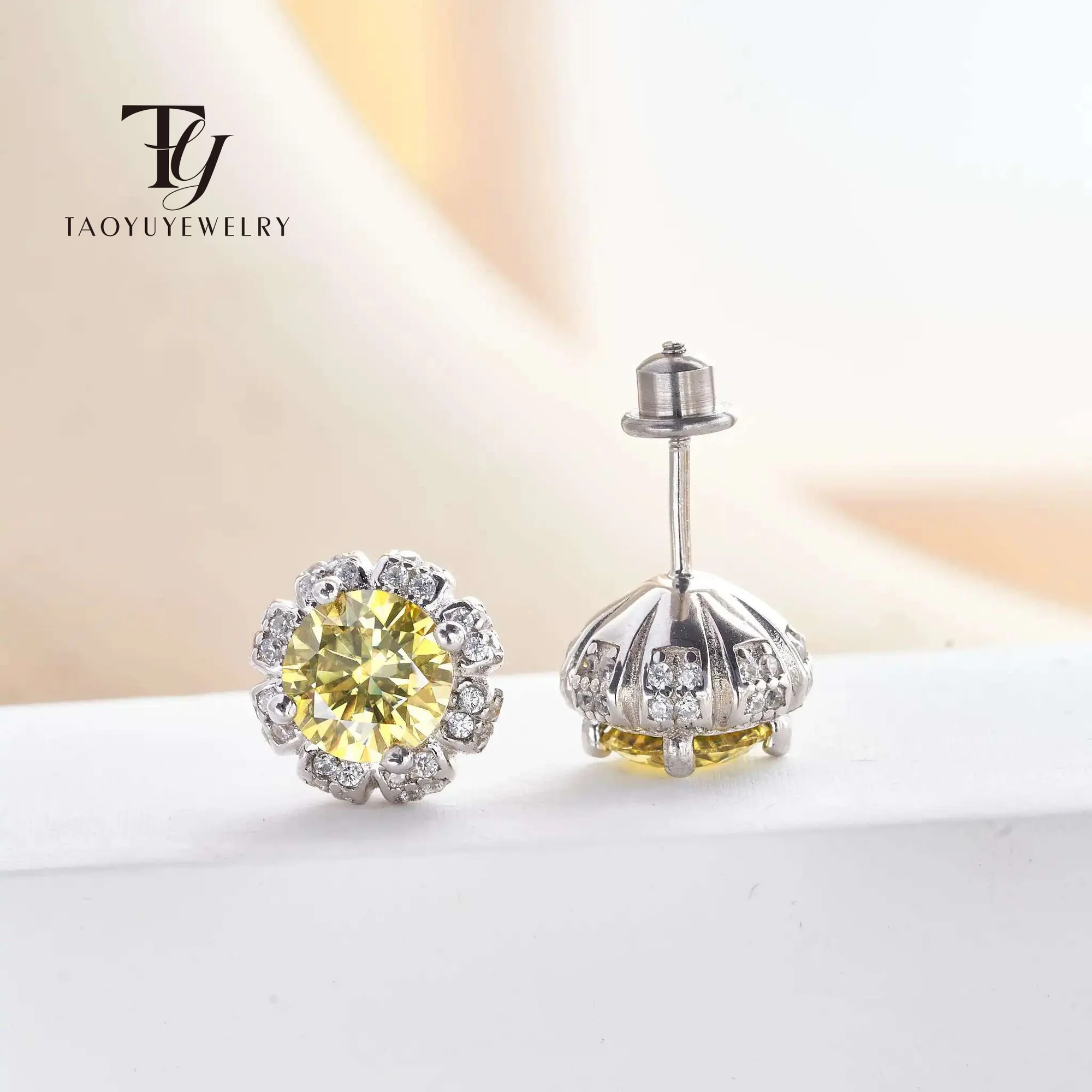 

Trendy 1CT Moissanite Earrings With 925 Sterling Silver For Girl Cute Flower Shape Fine Jewelry For Birthday Anniversary Gift
