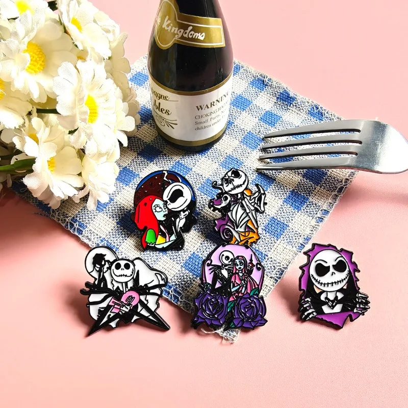 5pcs Halloween Badge Cute Bizarre Christmas Eve Horror Metal Badge Anime Brooch Classic Anime Accessories Pin Gift for Friends