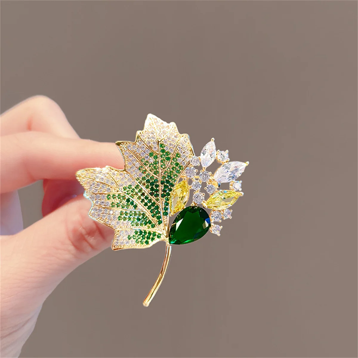 Rinhoo Full Rhinestone Maple Leaves Brooches For Women Vintage Yellow Green Crystal Leaf Lapel Pins Plant Buckle Badges Jewelry