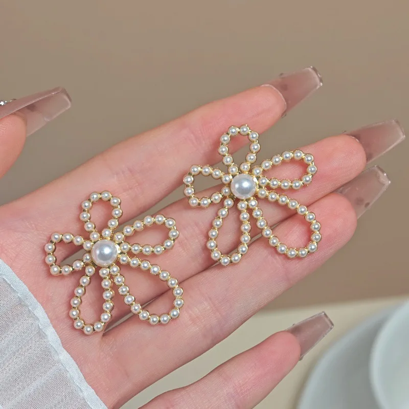 Full of Mini Imitation Pearl Flower Stud Earrings for Women Wedding Party Elegant Hollow Irregular Flowers Earrings Jewelry Gift