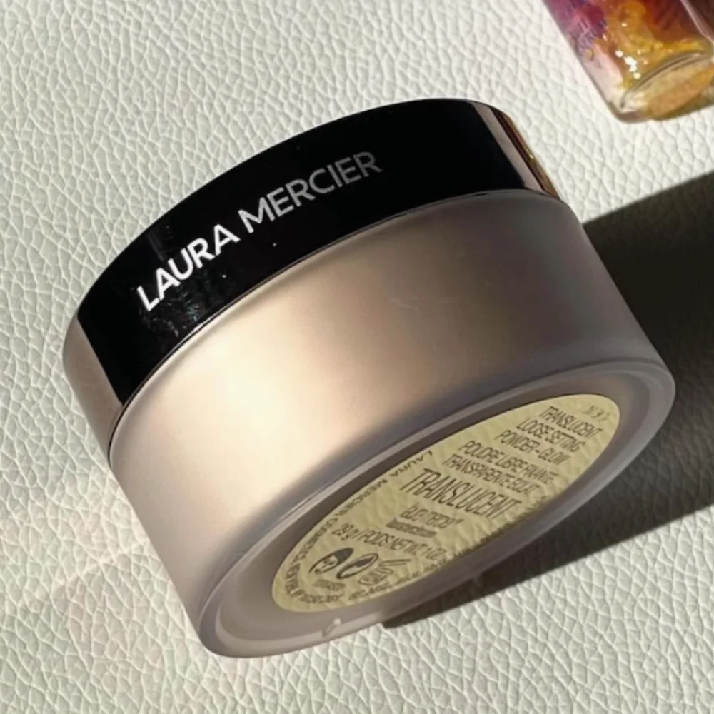 Translucent Loose Face Powder For Soft Light Makeup, Natural Looking Finish And Long Lasting Setting For Everyday Beauty Routine