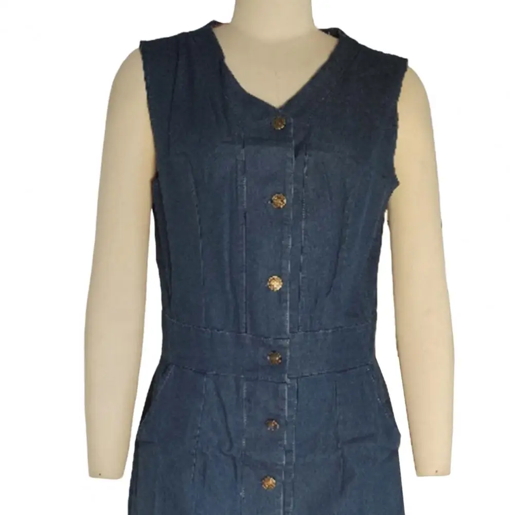 فستان نسائي من قماش الدنيم بدون أكمام فستان غير رسمي برقبة على شكل حرف v وأزرار سفلية فستان جينز صيفي مع جيوب فستان نسائي