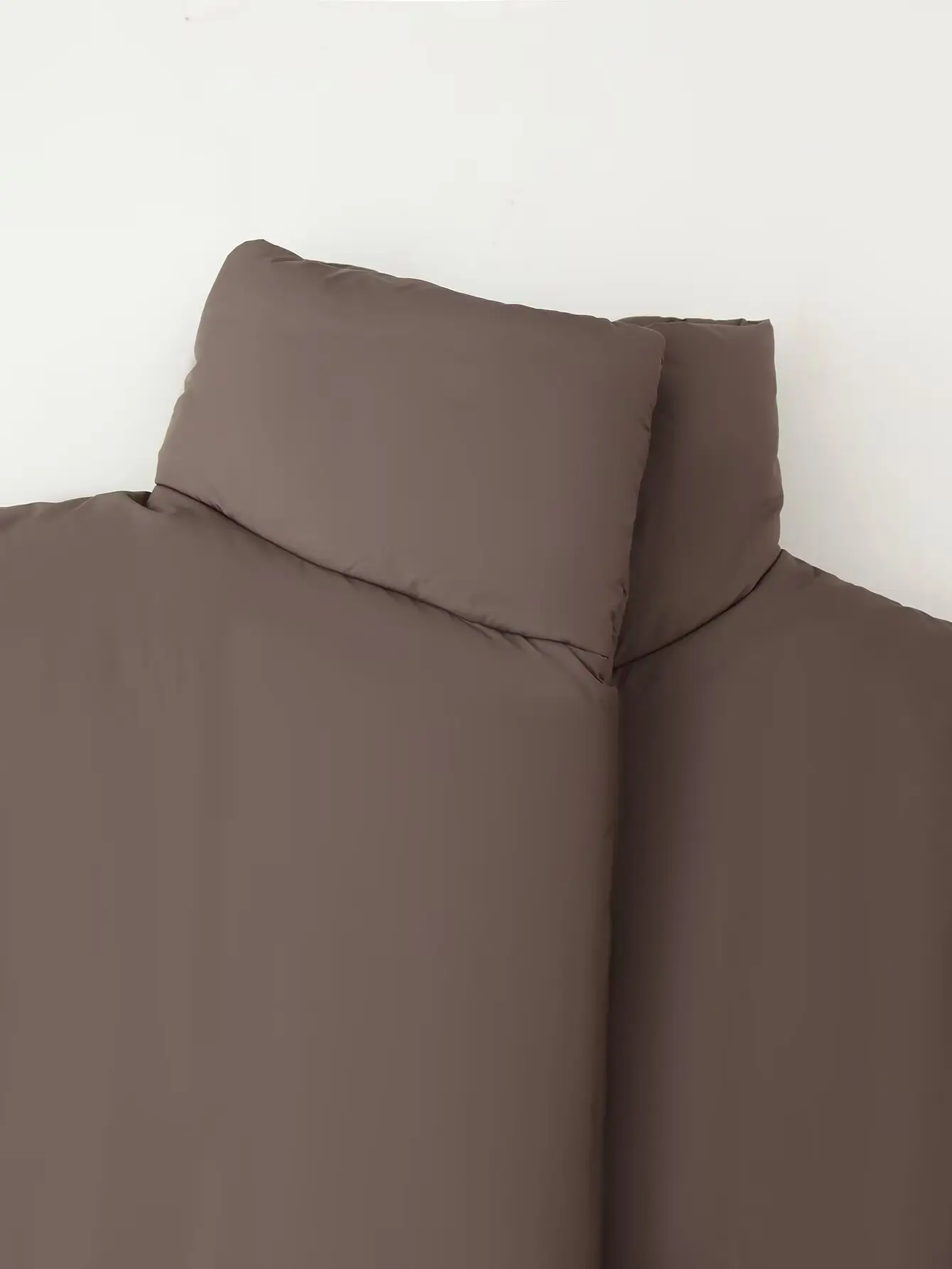 DiYiG WOMAN 2025 موضة شتاء جديدة بياقة واقفة سترة دافئة مبطنة بالقطن أنيقة بإبزيم داكن وأكمام طويلة ملابس خارجية Mujer