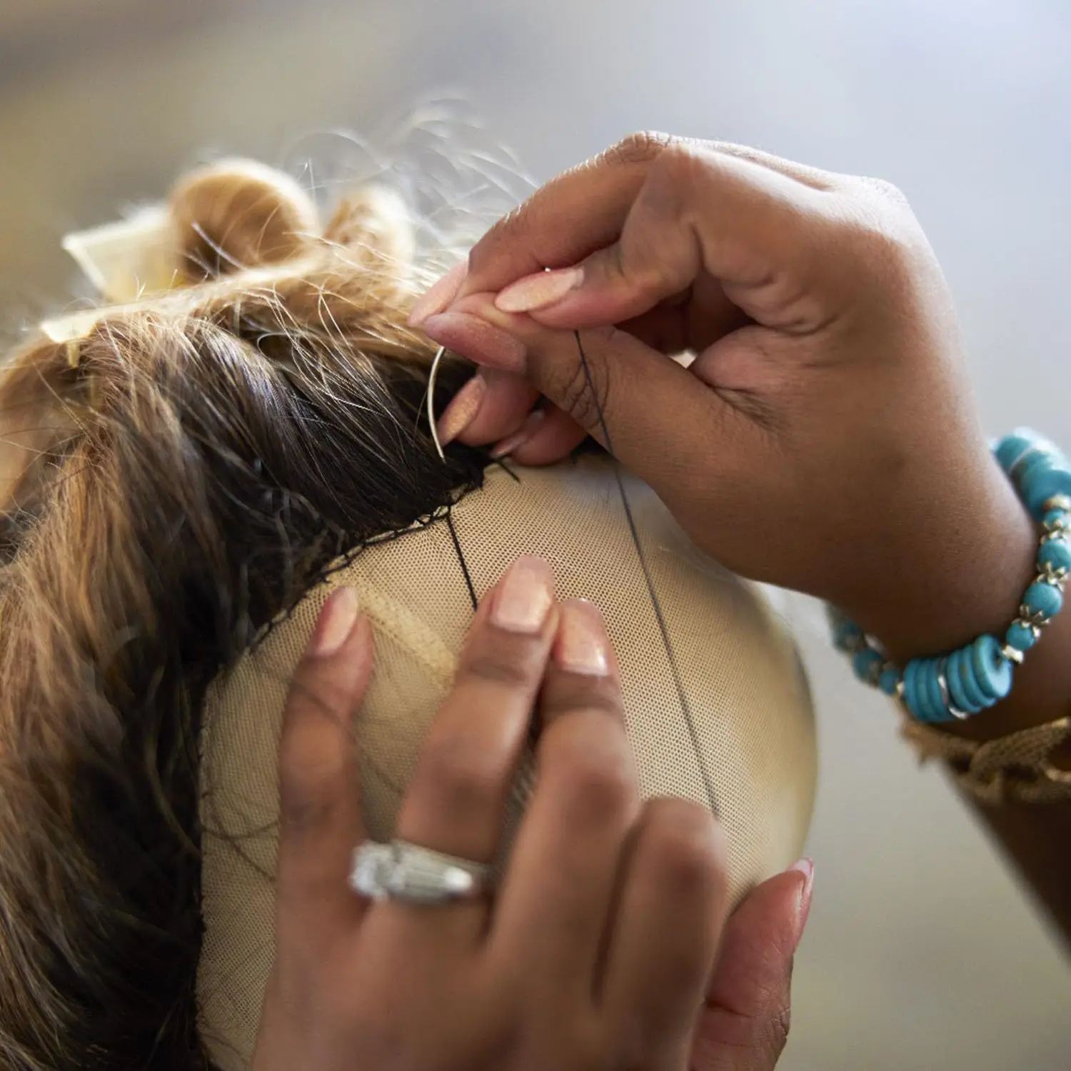 3 rollos de hilos para tejer cabello con 10 piezas, agujas de coser, hilos para tejer para hacer pelucas, costura a mano, trama de cabello DIY