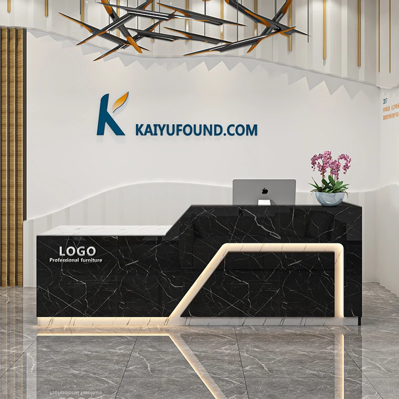 Рисунок 4 - Кассир, белая барная мебель для