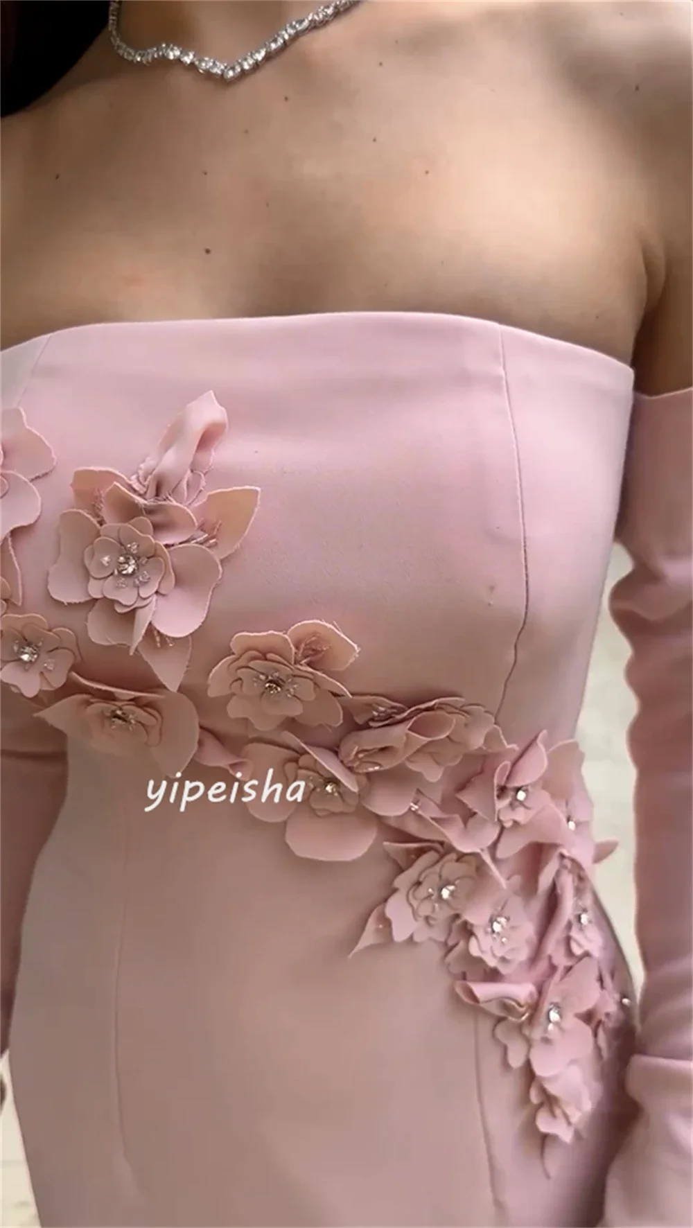 Abiti lunghi personalizzati con perline di fiori in jersey increspato da ballo a trapezio con spalle scoperte e abiti lunghi su misura