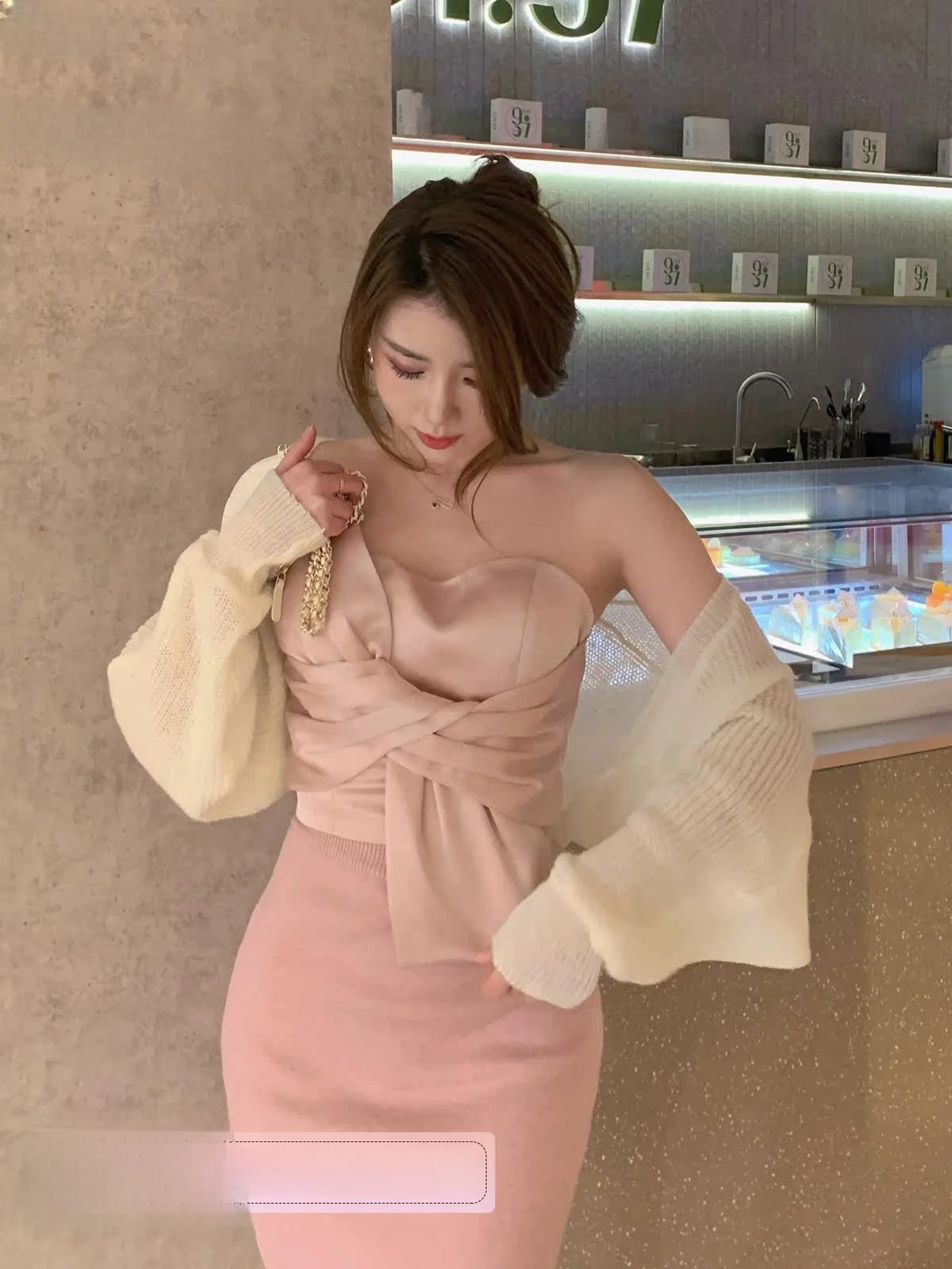 

Женский топ из полиэстера с необычным дизайном: узор «Ice Ice Came Knot», асимметричный вырез, сексуальный крой, оригинальный стиль.