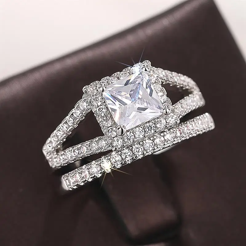 Huitan Prinzessinnenförmiger Damenring, 2 Stück/Set, für Hochzeit, Party, geschichtetes Zubehör, eingelegter glänzender CZ-Silberfarben-Versprechensschmuck