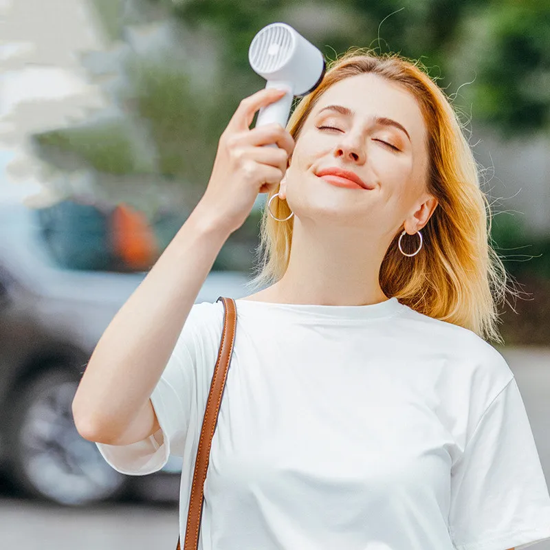 พัดลมมือถือ USB พัดลมไฟฟ้าแบบพกพา หอพักสํานักงาน พัดลมมินิ อเนกประสงค์ท่องเที่ยวกลางแจ้ง แอร์คูลเลอร์ ความเร็วลมสามระดับ