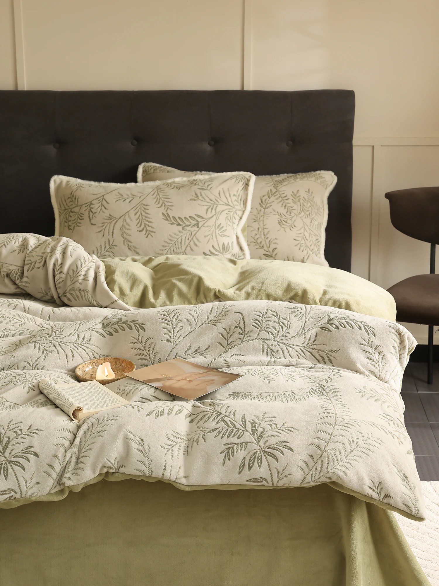 

Утепленный комплект постельного белья из кораллового флиса, осенне-зимний, теплый, с вышивкой, из молочного бархата, французский стиль, комплект из четырех предметов