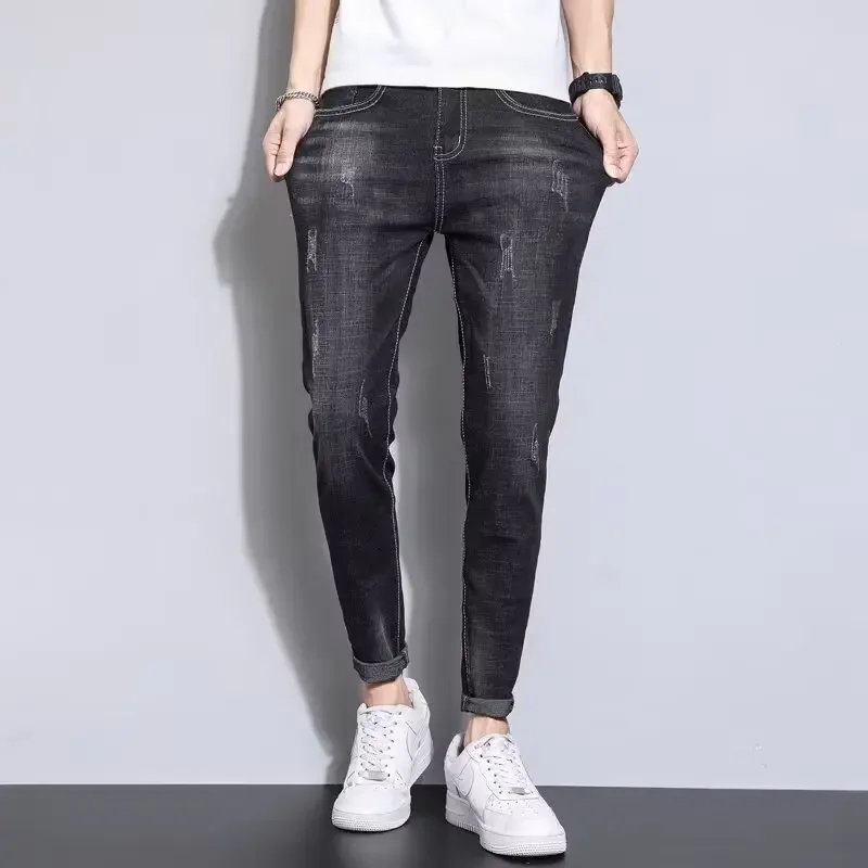 جينز رجالي موضة ربيع وخريف 2025 ممزق بقصة ضيقة سروال قصير ضيق الساق يومي غير رسمي يسمح بمرور الهواء ملابس الشارع الشهير