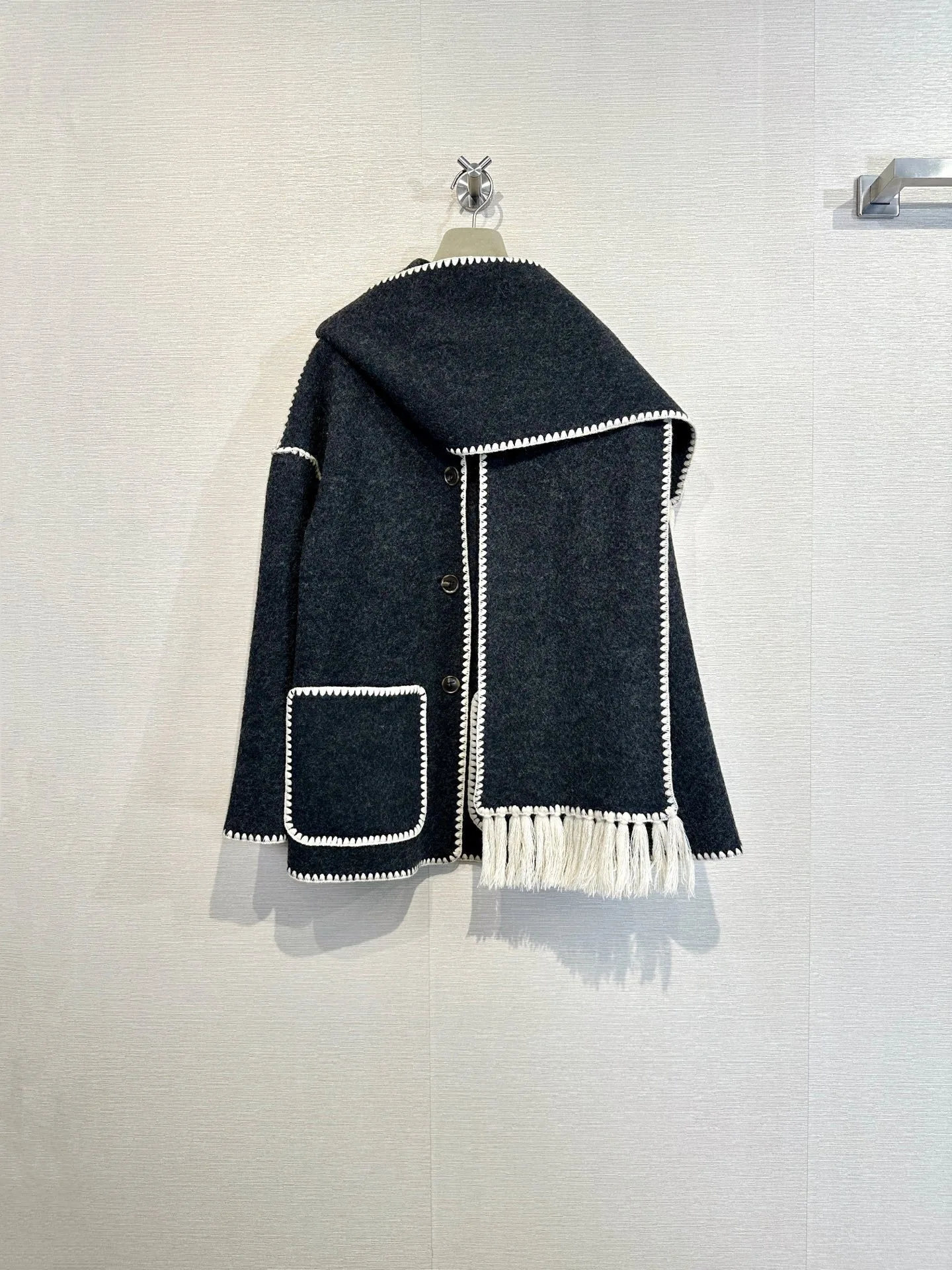 

Новое осенне-зимнее элитное шерстяное пальто в стиле ретро, светский стиль, черно-серое шерстяное пальто с шарфом и воротником с бахромой, роскошная благородная женская футболка