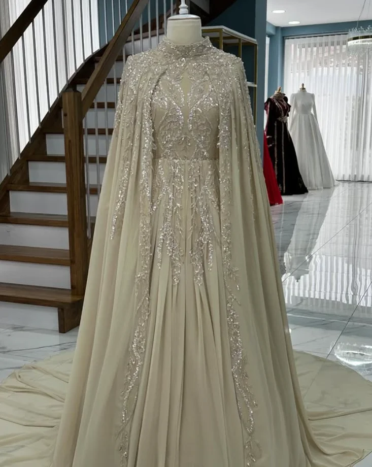 Champagnerfarbene muslimische Kaftan-Abendkleider mit Umhang, Pelerinligelinlik Gillter, maßgeschneidertes Kaftan-Abschlussballkleid