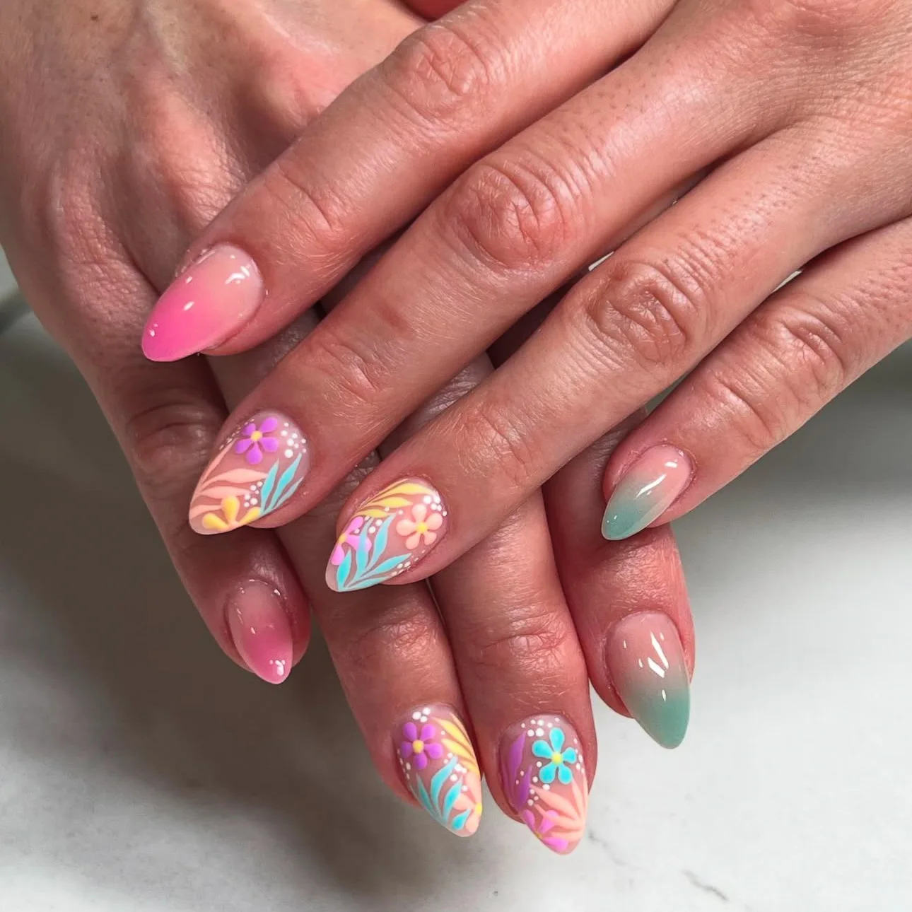 

24pcs Short Round False Nail Ins Gradient Green Nails Sets Press on Colorful Flower Design Fake Nails Finished Wearable Manicure