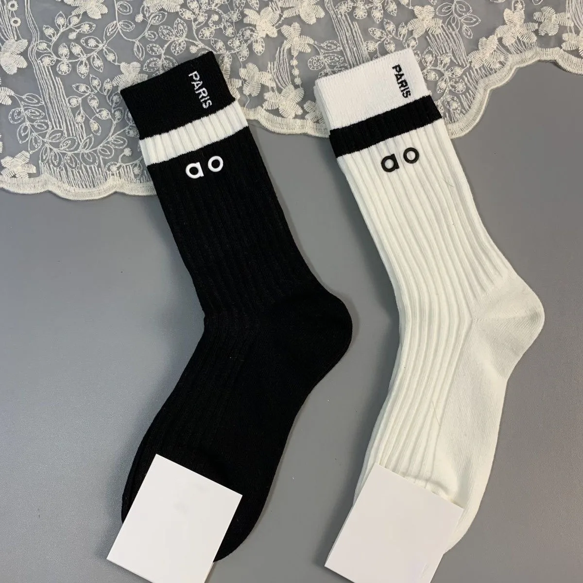2쌍의 새로운 스타일 흑백 통기성 순면 레이어드 클래식하고 심플한 레깅스 패션 레트로 레터 미드-카프 양말