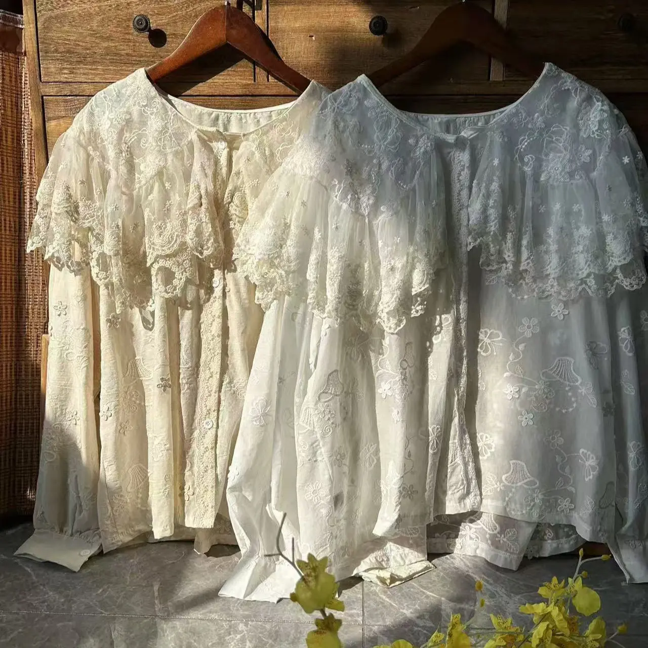 

Женская одежда в винтажном викторианском стиле для весны и осени: белые и бежевые хлопковые блузки и рубашки с кружевной вышивкой.