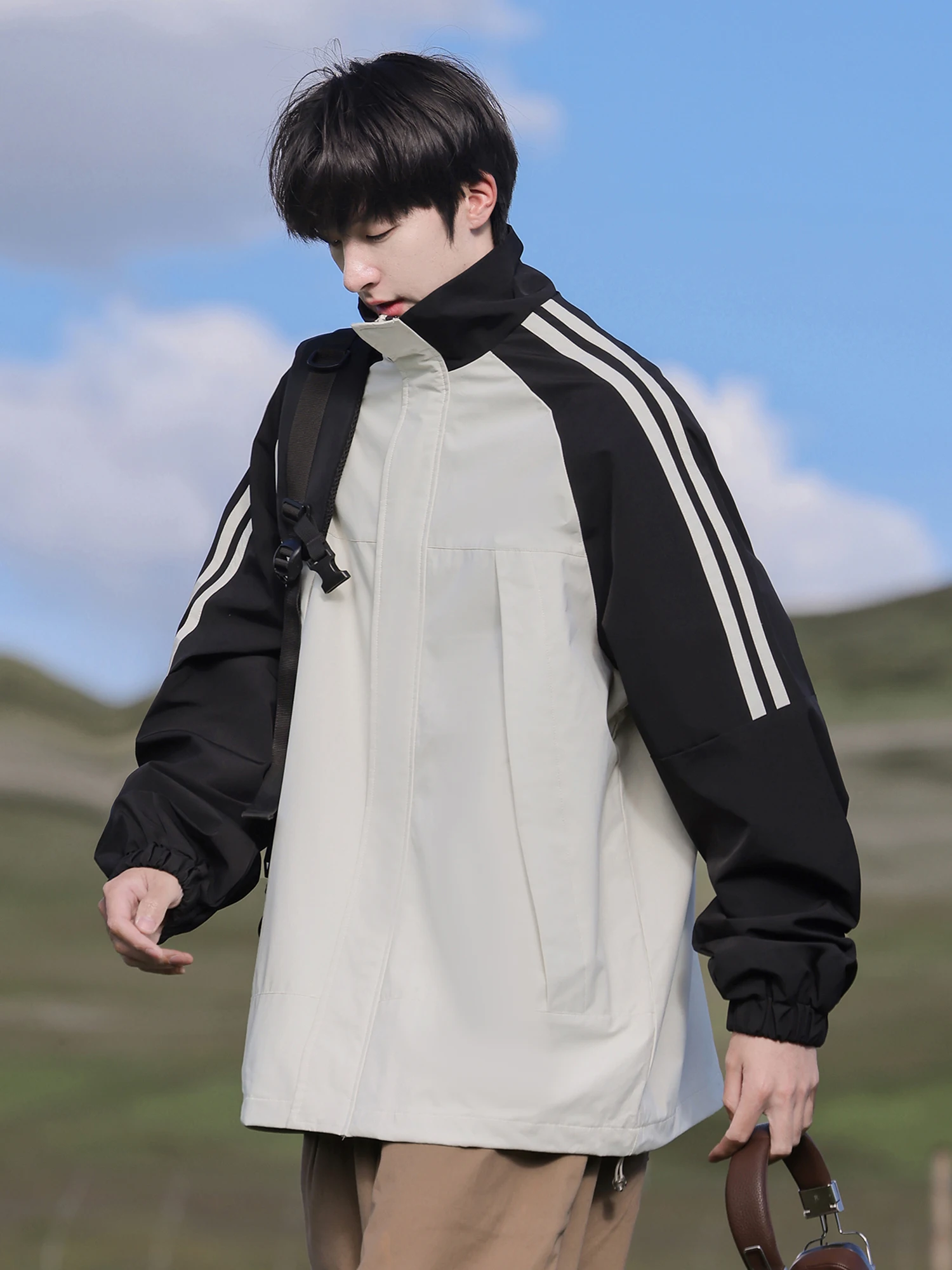 

Outdoor Men's Loose Fit Spor Casual Jaet with Color Blo Design Stand Collar Tee-in-One Windproof Water-resistant