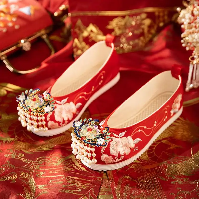 2024 Women's Chinese Traditional Flat Sole Embroidered Red Wedding Shoe Soft Sole Slip On Beaded Tassel Canvas Hanfu Shoes