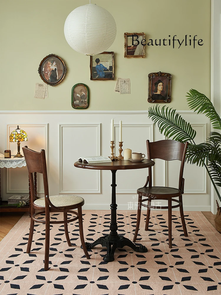 Рисунок 3 - Обеденный стул из цельного дерева в стиле ретро