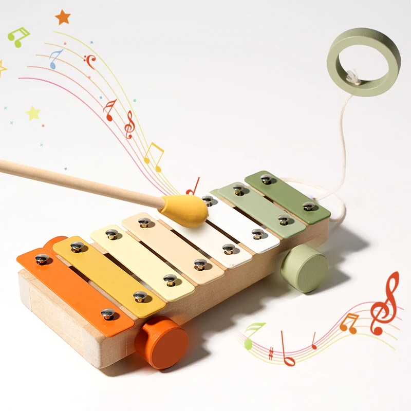 Hölzernes Musikinstrument-Spielzeugset. Beinhaltet eine Vielzahl von Instrumenten wie Xylophone und Rasseln. Kinder haben einen Explosionsspielen m