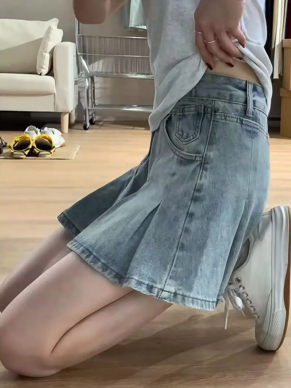 

Женская летняя джинсовая юбка с высокой талией, светло-голубая, приталенная, А-силуэт, плиссированная, короткая, для повседневной носки