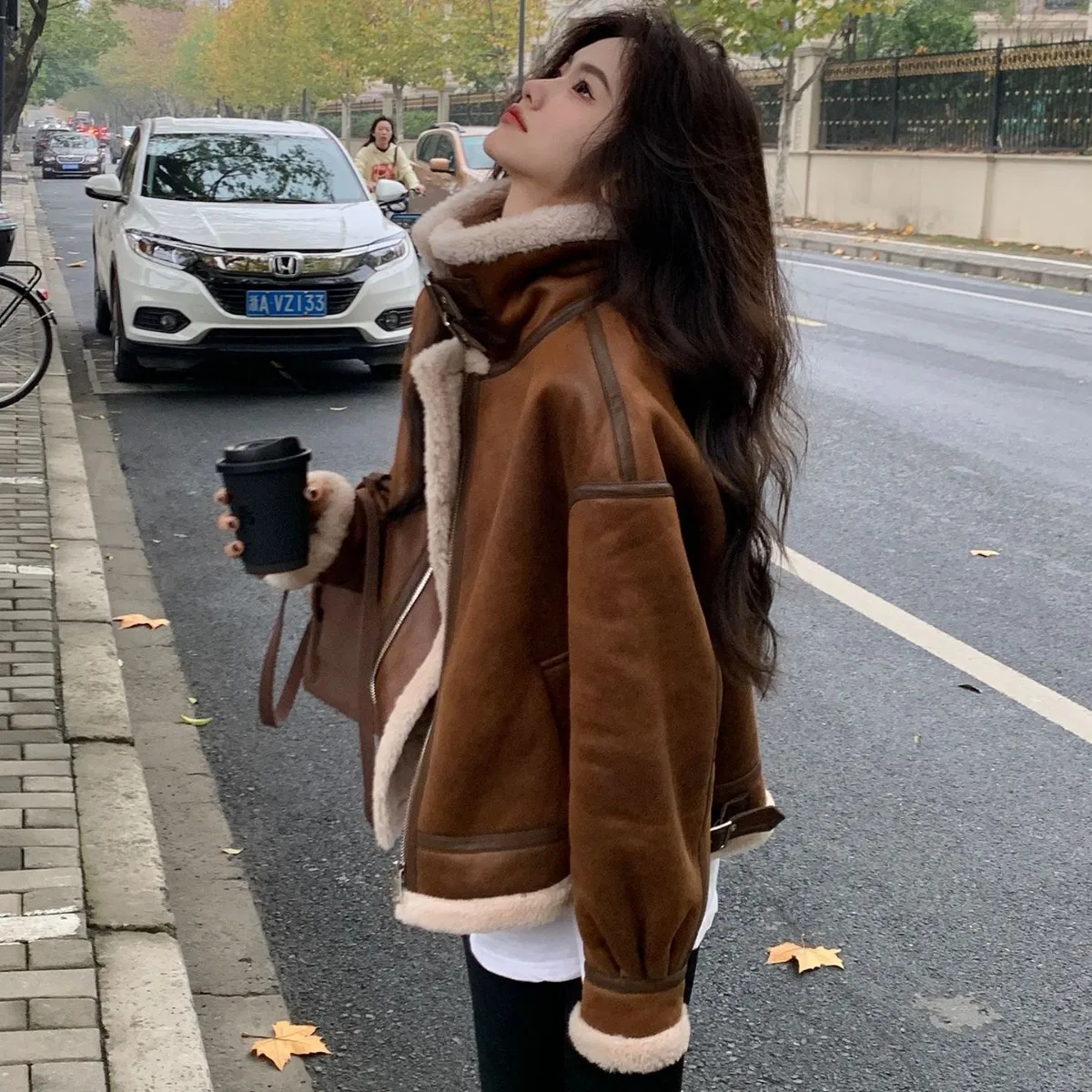 معطف فرو خروف متكامل عالي الجودة للنساء من جلد الغزال بتصميم عتيق للدراجات النارية #1