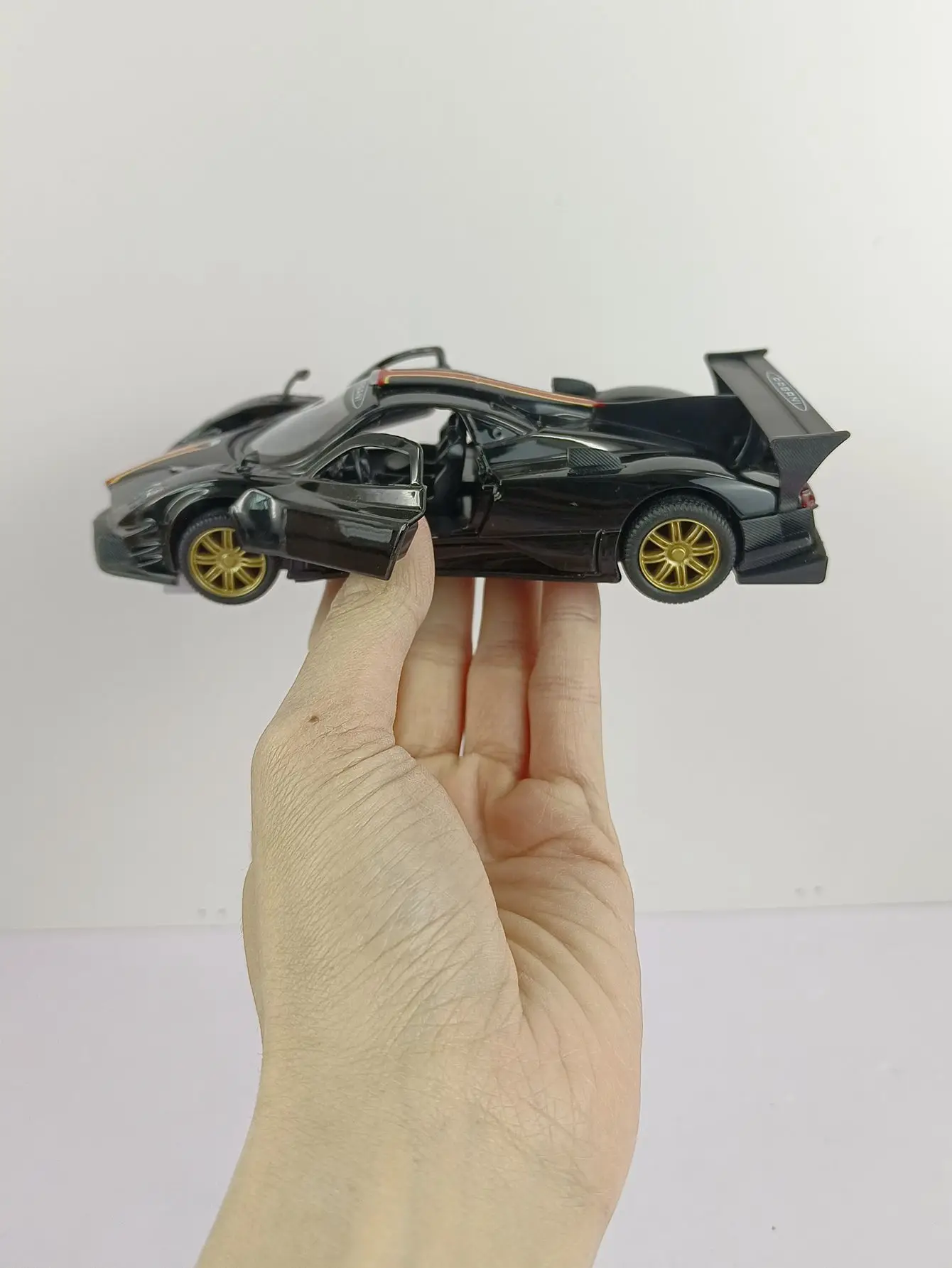 パガーニゾンダ-男の子のおもちゃの車,合金ダイキャスト,1:31モデル,プルバック機能付きスポーツカー,誕生日プレゼント