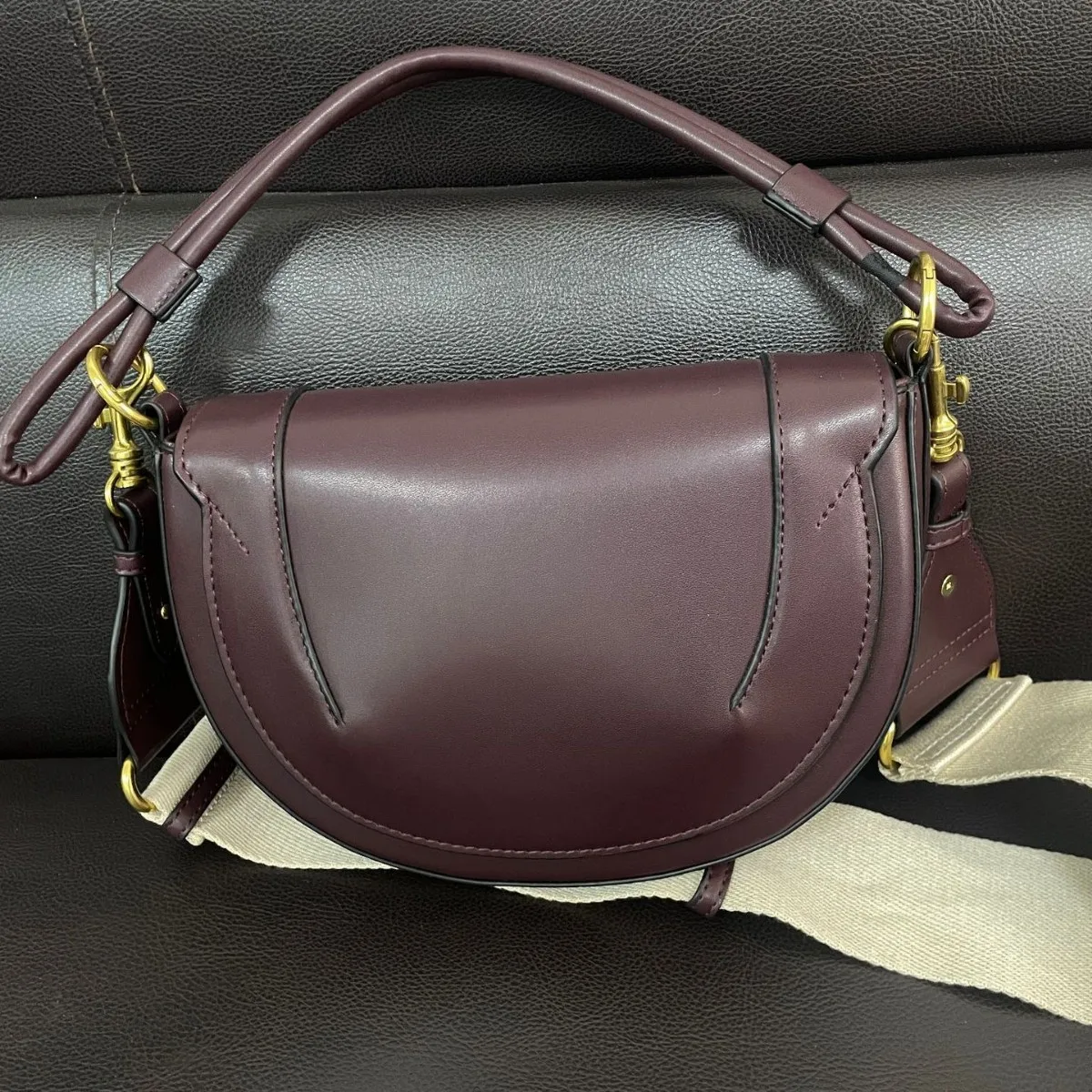 

Bag messenger bag women's new saddle bag in 2025, hand-held flip bag decorated with contrasting lines.