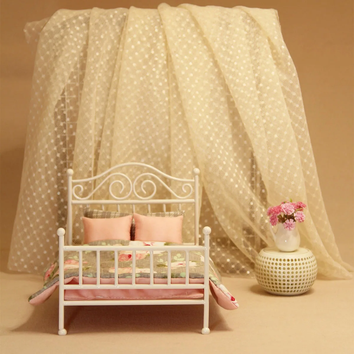 Miniature Simulation Furniture 1:12 Scale White Iron Bed (Including Bedding) with Bed Canopy Suitable for Mini House Decoration