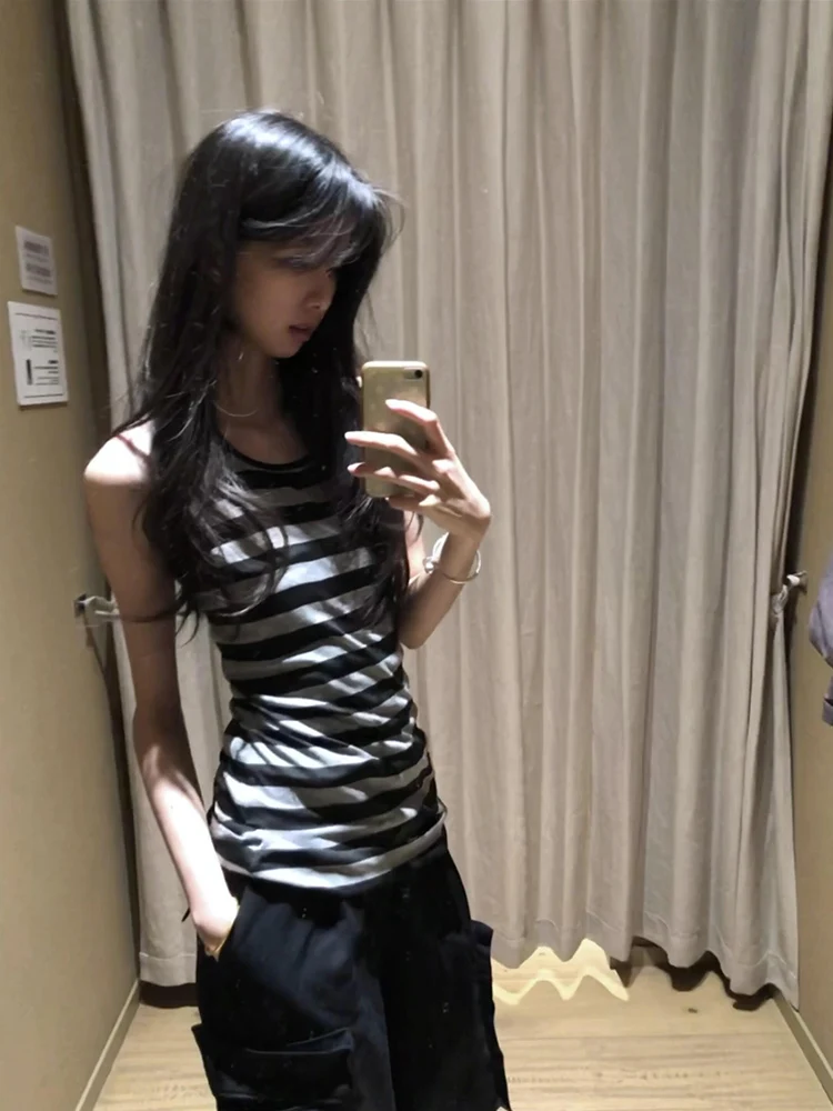 سترة نسائية معلقة على الرقبة على الطراز الأمريكي باللون الأسود والرمادي ملابس صيفية للخروج للتنحيف فضفاضة بدون أكمام