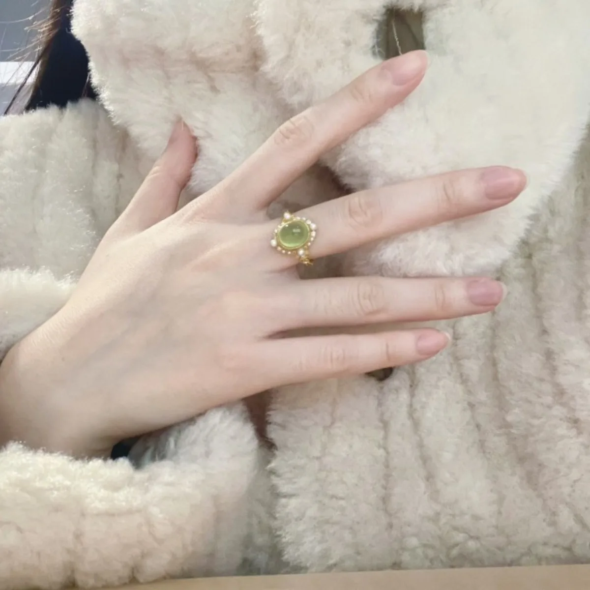 Xiaohongshu's Retro Style Tender Green Ring with Simple Temperament, Light Luxury Personality, Niche Design, and High-end Feel