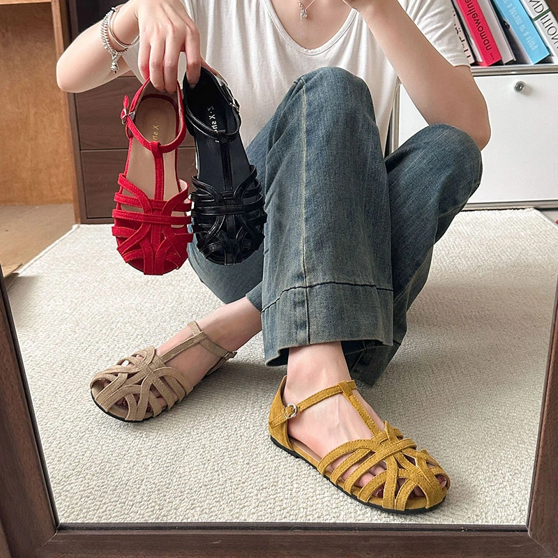 Hot summer new 2025 lightweight slippers cross outdoor beach sandals soft bottom non-slip lightweight shoes Very good