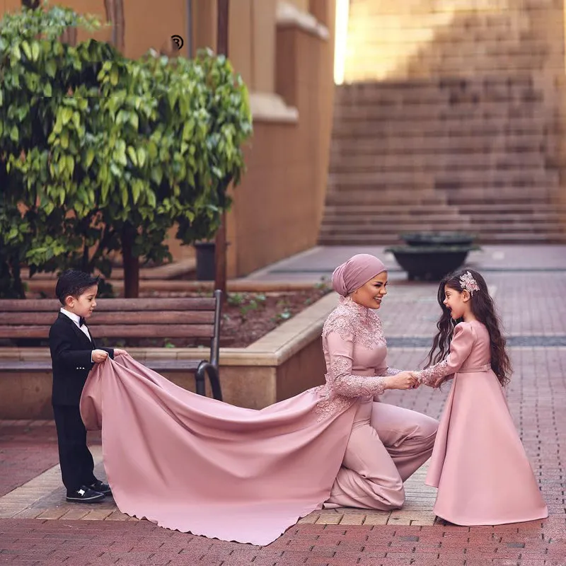 จั๊มสูทแขนยาวชุดราตรีมุสลิมสีชมพูเข้มผ้าพันคอที่ถอดออกได้ชุด Ibu Dan anak perempuan งานพรอมดูไบซาอุดิอาระเบีย