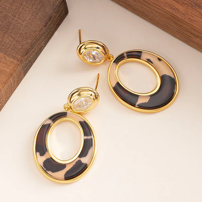 

Fashionable, exquisite, exaggerated, cool and geometric ring-shaped leopard print plate earrings, niche high-end earrings