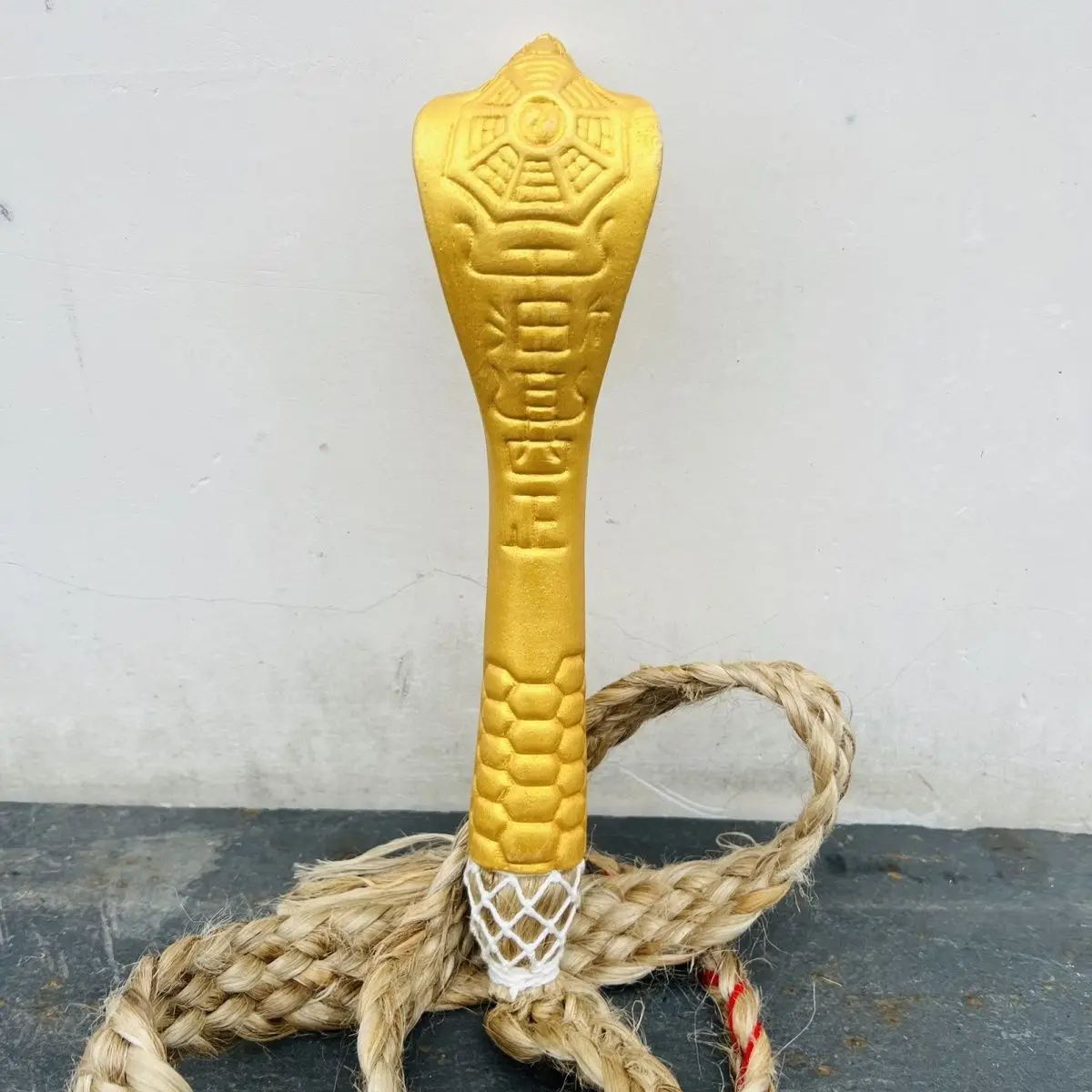 articles-culturels-taoistes-fouet-a-tete-de-serpent-en-bois-massif-artefact-taoiste