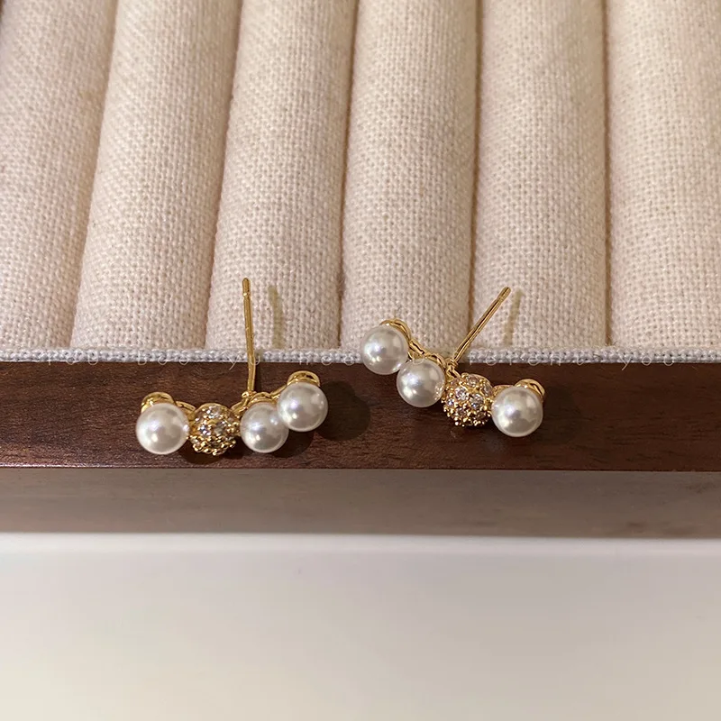 

Elegant Luxury Commuting Pearl Earrings For Women High-End Niche Design Versatile Round Face Enhancing Silver Needle Ear Stud