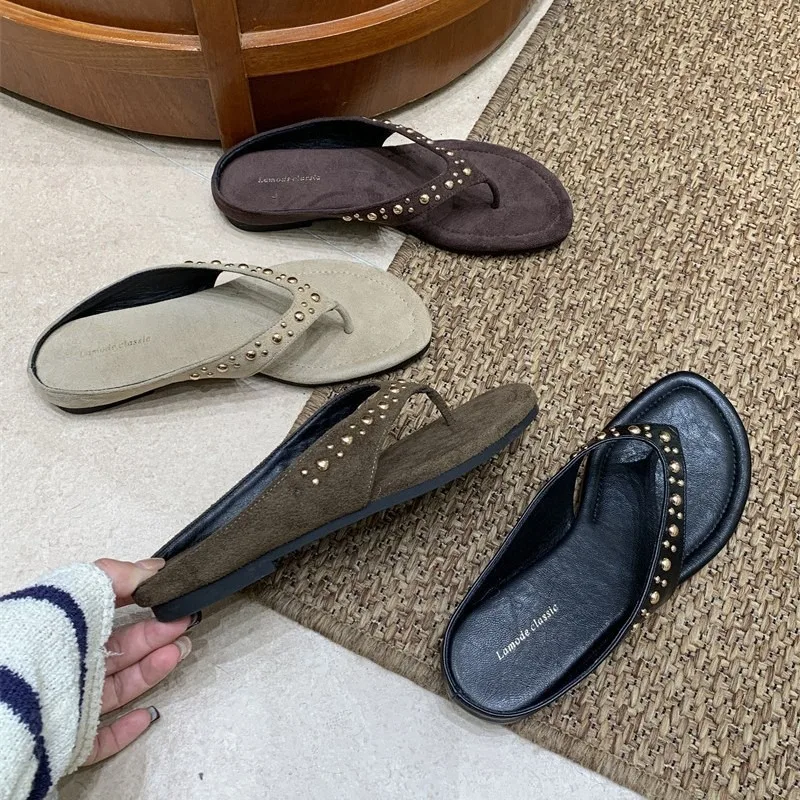 2026 Neue Vintage Nieten Damen Zehensteg-Slipper – Schlichte, rutschfeste Pantoletten für den Alltag, Outdoor, Urlaub und elegante Anlässe