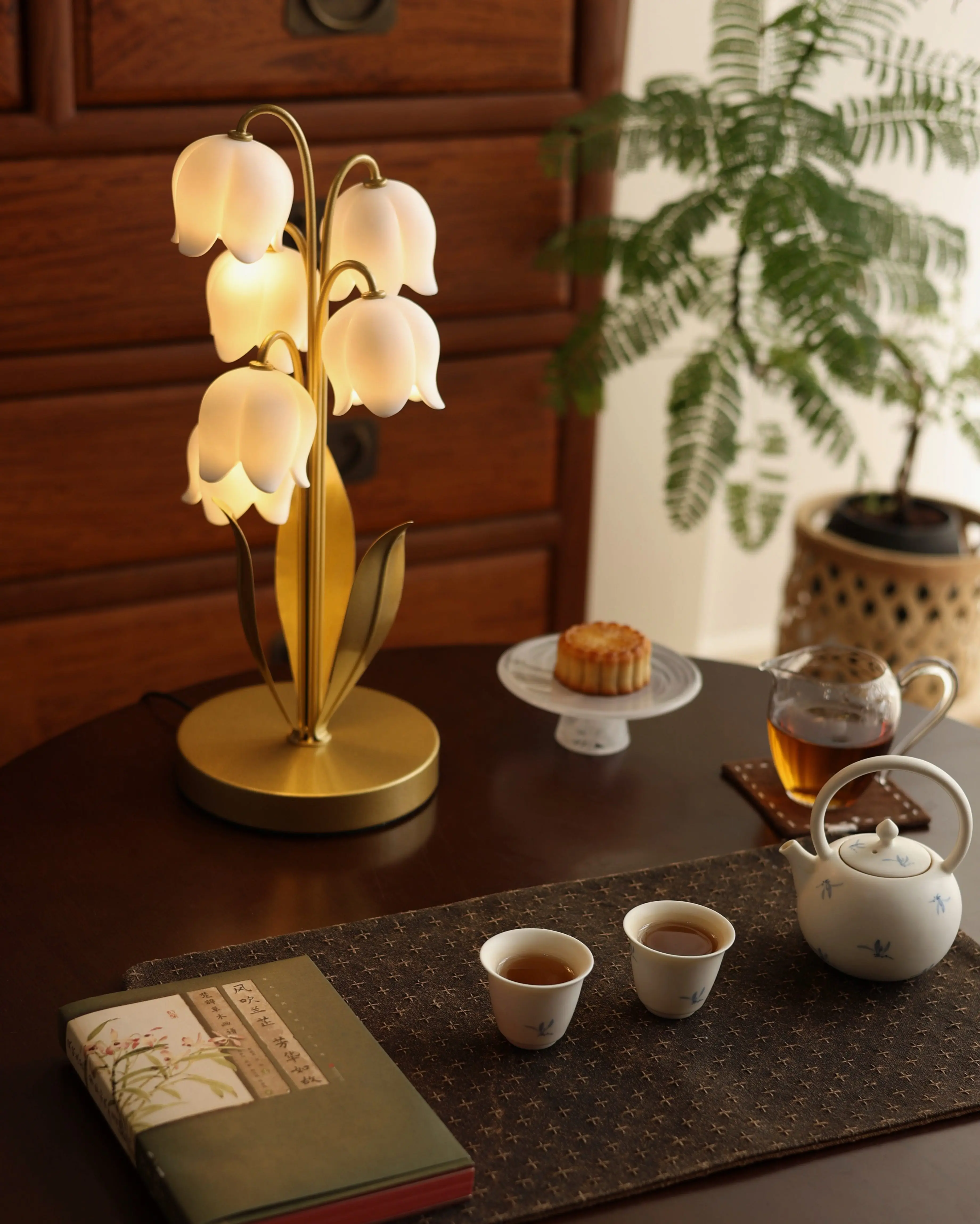 Lily of the Valley Shaped Table Lamp Romantic Ambient Light Dimmable Bedside Night Lamp For Bedroom Living Room Home Decor Gift