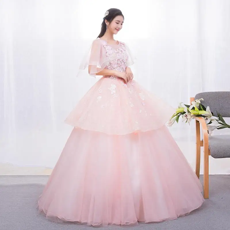 Vestidos de quinceañera de color rosa claro, dulce cuello redondo, Apliques de encaje, vestido de baile con flores, moda para mujer, Suknia Balowa escalonado personalizado