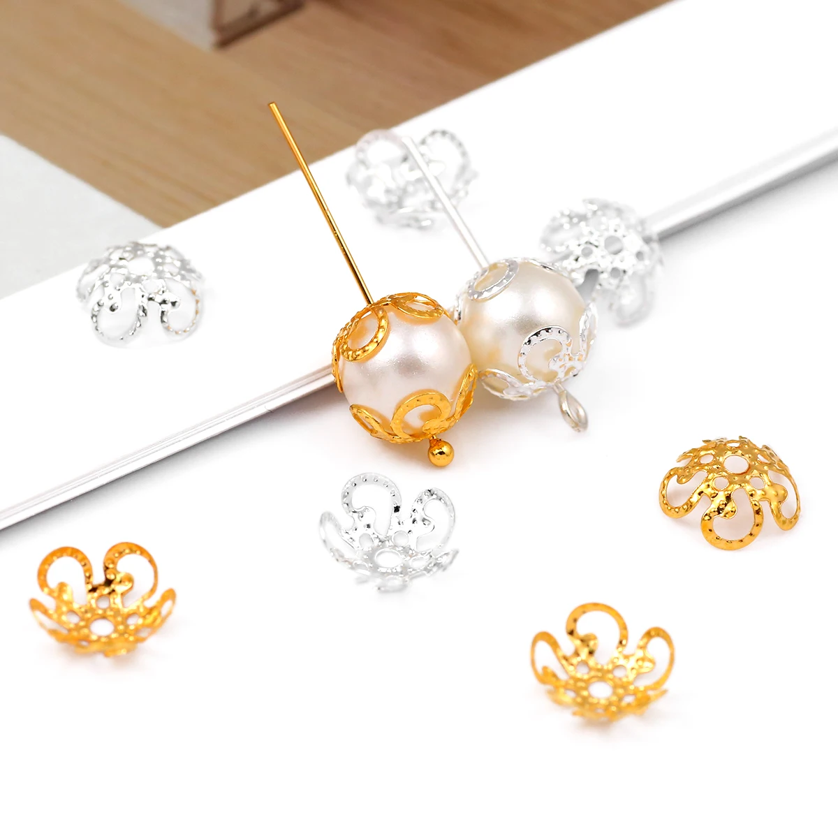 600 Stück hohle Blumen, vergoldet, silbrig, 9 mm, Perlenkappen, Perlenhalter, lose Abstandshalter für Schmuckherstellung, Armbänder, DIY-Zubehör