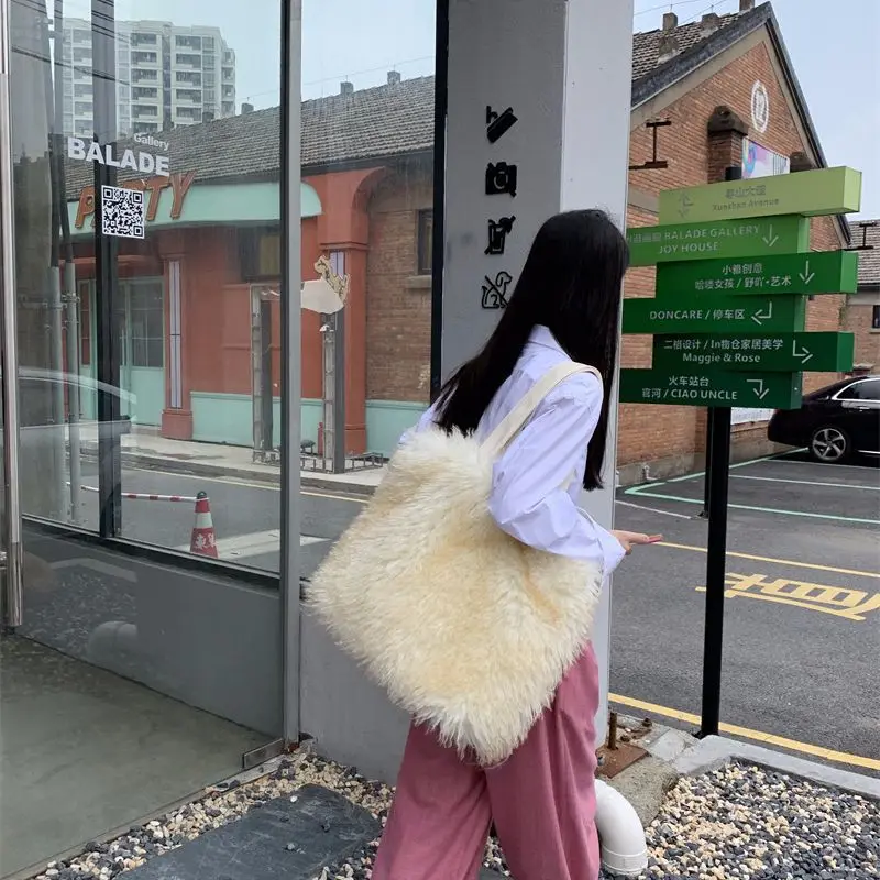 Women\'s 2023 Fashion Long Fur Wool Bag Beach Faux Wool Fur Shoulder Bag Ladies Faux Furs Handbag Luxury Mongolian Sheep Fur Bags