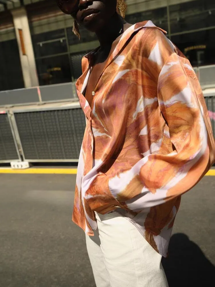 قميص حريري ساتان مطبوع أنيق للنساء، إصدار جديد لخريف 2025، مريح وحلو وعصري، مجموعة صيف 2025