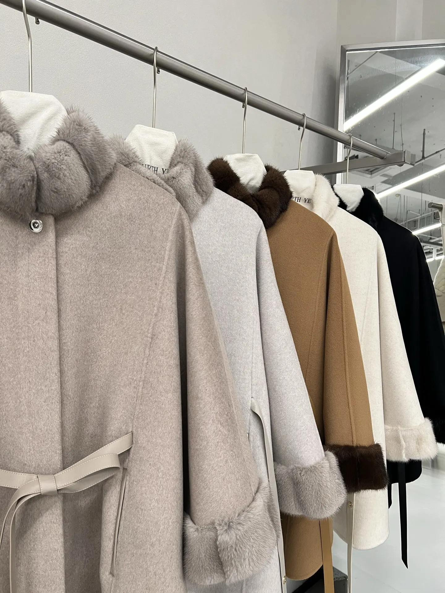 New High-Quality Cashmere Cape (Autumn/Winter) – One Size Fabric: High-count blend (10% cashmere, 90% wool)