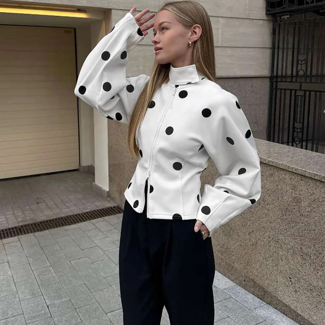 2025 nuevo estilo europeo y americano Otoño e Invierno ropa de mujer moda temperamento lunares cuello alto doble cremallera